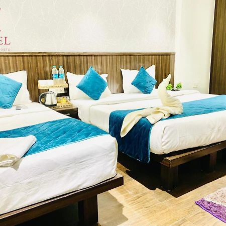 Qotel Hotel Rajouri Garden Above Ritu Marbles, Near Rajouri Garden Metro Station-Couple Friendly New Delhi Ngoại thất bức ảnh