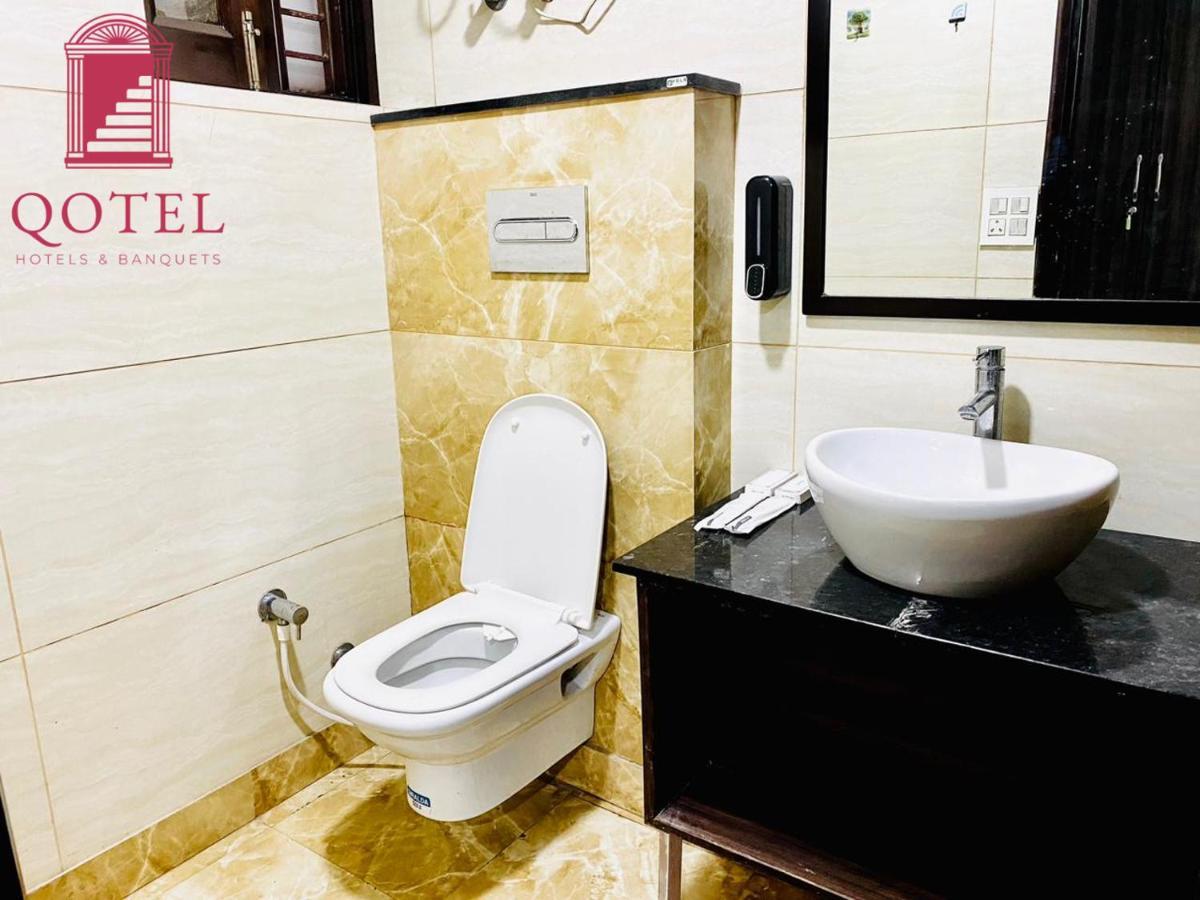 Qotel Hotel Rajouri Garden Above Ritu Marbles, Near Rajouri Garden Metro Station-Couple Friendly New Delhi Ngoại thất bức ảnh
