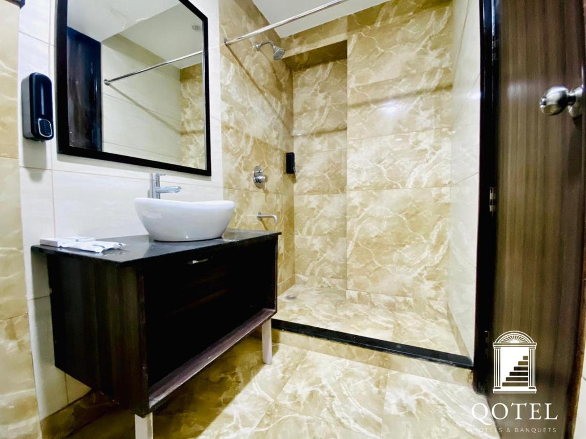 Qotel Hotel Rajouri Garden Above Ritu Marbles, Near Rajouri Garden Metro Station-Couple Friendly New Delhi Ngoại thất bức ảnh