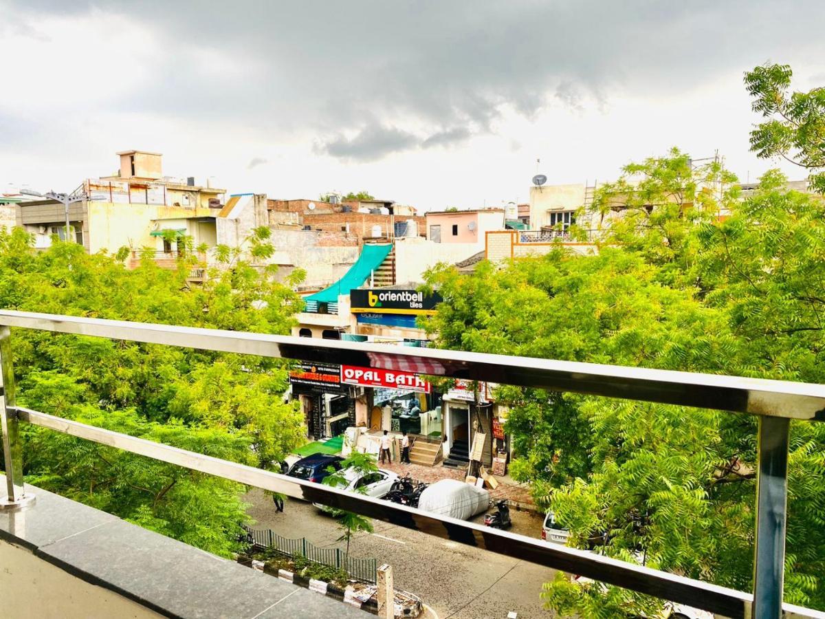 Qotel Hotel Rajouri Garden Above Ritu Marbles, Near Rajouri Garden Metro Station-Couple Friendly New Delhi Ngoại thất bức ảnh