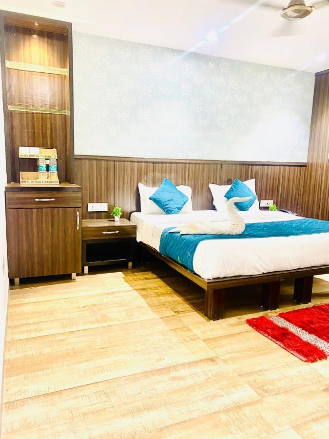 Qotel Hotel Rajouri Garden Above Ritu Marbles, Near Rajouri Garden Metro Station-Couple Friendly New Delhi Ngoại thất bức ảnh