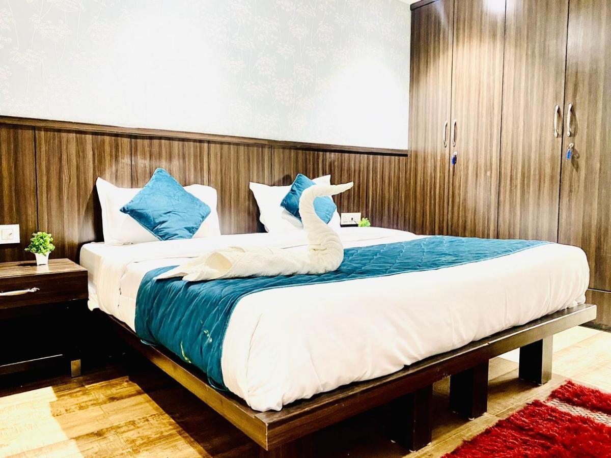 Qotel Hotel Rajouri Garden Above Ritu Marbles, Near Rajouri Garden Metro Station-Couple Friendly New Delhi Ngoại thất bức ảnh