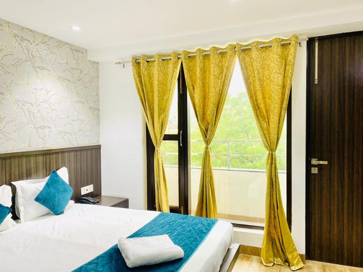 Qotel Hotel Rajouri Garden Above Ritu Marbles, Near Rajouri Garden Metro Station-Couple Friendly New Delhi Ngoại thất bức ảnh