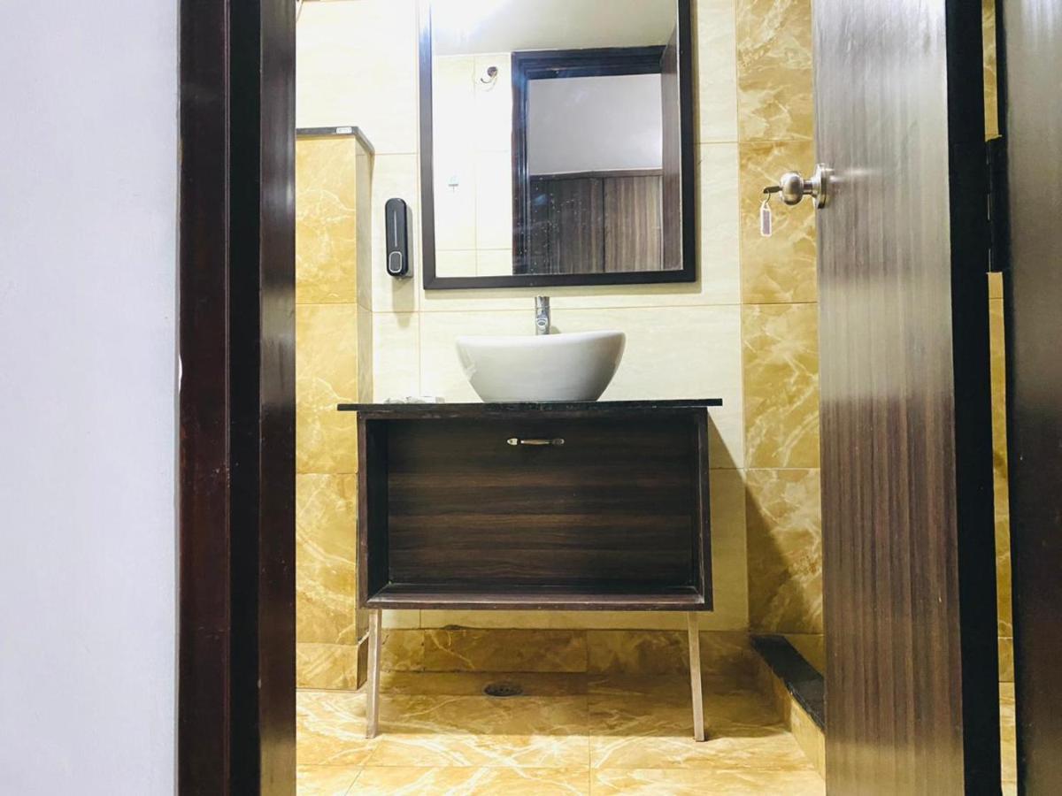 Qotel Hotel Rajouri Garden Above Ritu Marbles, Near Rajouri Garden Metro Station-Couple Friendly New Delhi Ngoại thất bức ảnh