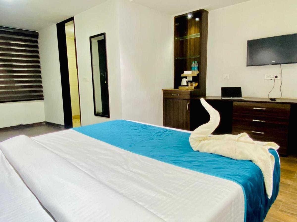 Qotel Hotel Rajouri Garden Above Ritu Marbles, Near Rajouri Garden Metro Station-Couple Friendly New Delhi Ngoại thất bức ảnh