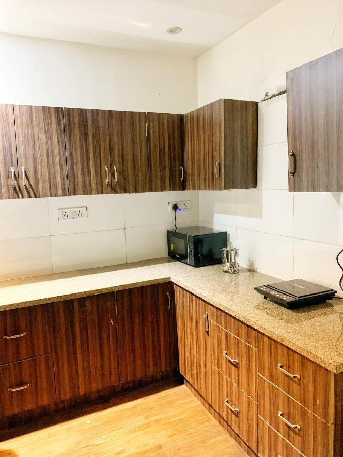 Qotel Hotel Rajouri Garden Above Ritu Marbles, Near Rajouri Garden Metro Station-Couple Friendly New Delhi Ngoại thất bức ảnh